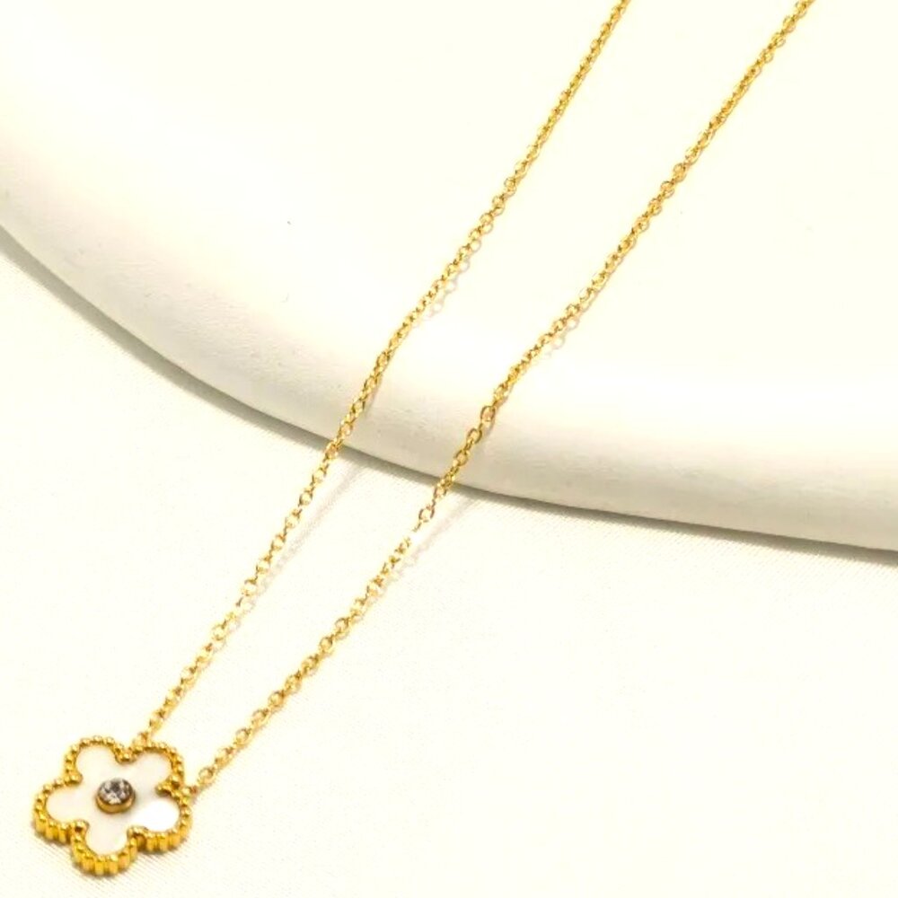PRETTY LITTLE WHITE ENAMEL FLOWER CLOVER WITH WHITE DIAMOND CRYSTAL